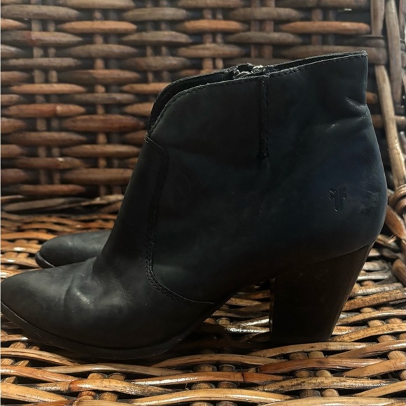 FRYE Womens Jennifer Bootie
Leather Pointed Toe Ankle Zip
Boots Black Sz 6.5 - Picture 13 of 15